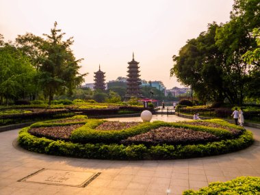 Shan Gölü 'ndeki Güneş ve Ay Pagoda manzarası. Guilin, Çin 'de.