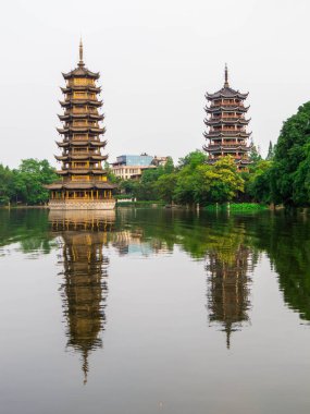 Shan Gölü 'ndeki Güneş ve Ay Pagoda manzarası. Guilin, Çin 'de.