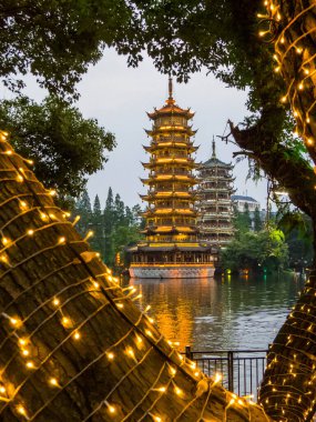 Shan Gölü 'ndeki Güneş ve Ay Pagoda manzarası. Guilin, Çin 'de.