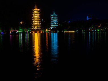 Shan Gölü 'ndeki Güneş ve Ay Pagoda' nın gece manzarası. Guilin, Çin 'de.