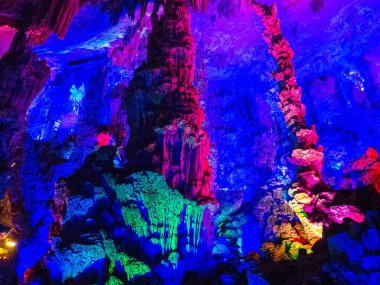 Reed Flüt Mağarası 'nın içi görünüyor. Guilin, Çin 'de.