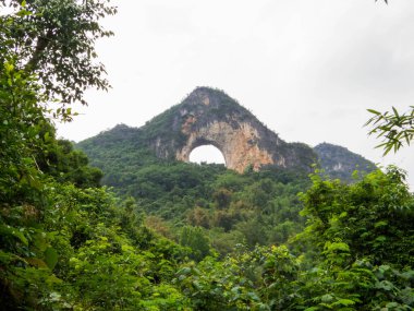 Yangshuo, Guangxi, Çin 'deki Yueliang Dağı' ndaki Ay Tepesi manzarası