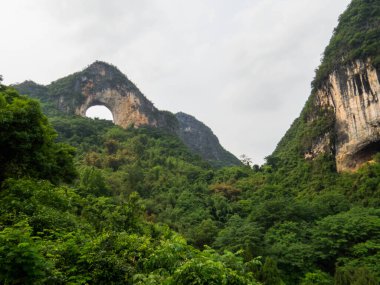 Yangshuo, Guangxi, Çin 'deki Yueliang Dağı' ndaki Ay Tepesi manzarası