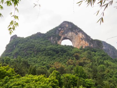 Yangshuo, Guangxi, Çin 'deki Yueliang Dağı' ndaki Ay Tepesi manzarası