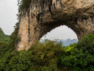 Yangshuo, Guangxi, Çin 'deki Yueliang Dağı' ndaki Ay Tepesi manzarası