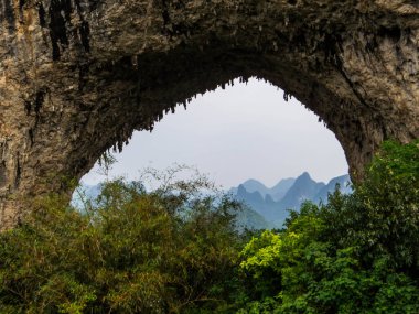 Yangshuo, Guangxi, Çin 'deki Yueliang Dağı' ndaki Ay Tepesi manzarası
