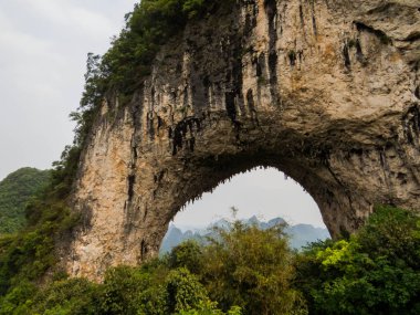Yangshuo, Guangxi, Çin 'deki Yueliang Dağı' ndaki Ay Tepesi manzarası