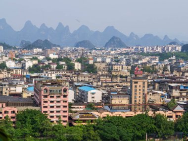 Guilin, Çin - 28 Nisan 2024: Şehir merkezinin hava manzarası.
