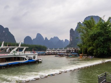 Xingping, Çin - 29 Nisan 2024: Li Nehri üzerindeki tekneler.