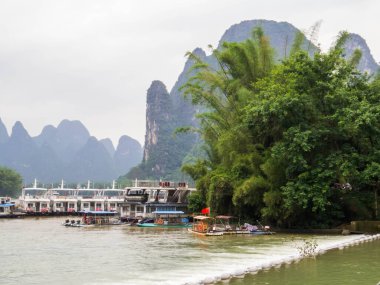 Xingping, Çin - 29 Nisan 2024: Li Nehri üzerindeki tekneler.