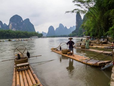 Xingping, Çin - 29 Nisan 2024: Li Nehri üzerinde karabataklarla geleneksel sallar.