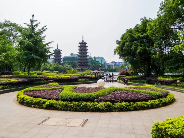 Shan Gölü 'ndeki Güneş ve Ay Pagoda manzarası. Guilin, Çin 'de.