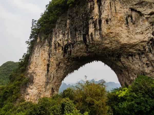 Yangshuo, Guangxi, Çin 'deki Yueliang Dağı' ndaki Ay Tepesi manzarası