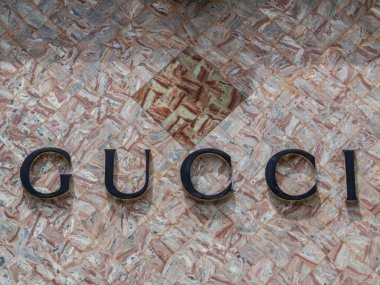 Şangay, Çin - 1 Mayıs 2024: Şehir merkezindeki ünlü Nanjing Yolu 'ndaki Gucci tabelasını kapatın.