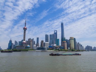 Şangay, Çin - 1 Mayıs 2024 Ünlü Bund ve Huangpu Nehri manzarası.