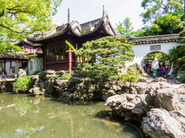 Şangay, Çin - 1 Mayıs 2024: Eski kasabadaki Yu Garden manzarası.