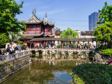 Şangay, Çin - 1 Mayıs 2024: Eski kasabadaki Yu Garden manzarası.