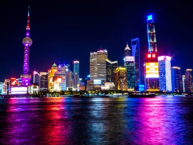 Şangay, Çin - 1 Mayıs 2024: Huangpu Nehri 'ne yansıyan Bund' un Gece Görüşü.