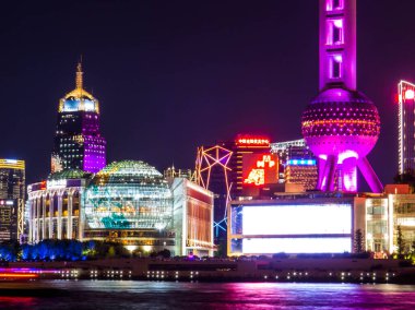 Şangay, Çin - 1 Mayıs 2024: Huangpu Nehri 'ne yansıyan Bund' un Gece Görüşü.