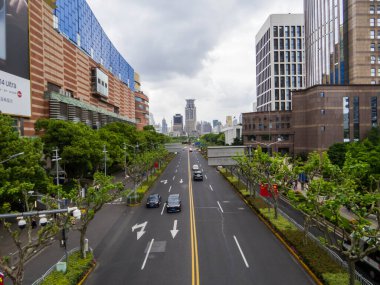 Şangay, Çin - 2 Mayıs 2024: The Bund yakınlarındaki şehir manzarası.