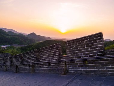 Badaling Çin Seddi 'nin muhteşem günbatımı manzarası. Pekin yakınlarındaki Çin Seddi 'nin bir bölümü.