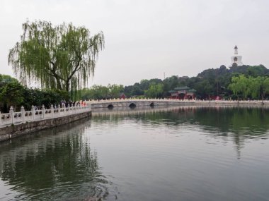 Beihai Park 'taki Jade Çiçeği Adası ve Beyaz Dagoba Stupa manzarası. Pekin, Çin 'de.