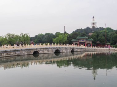 Beihai Park 'taki Jade Çiçeği Adası ve Beyaz Dagoba Stupa manzarası. Pekin, Çin 'de.