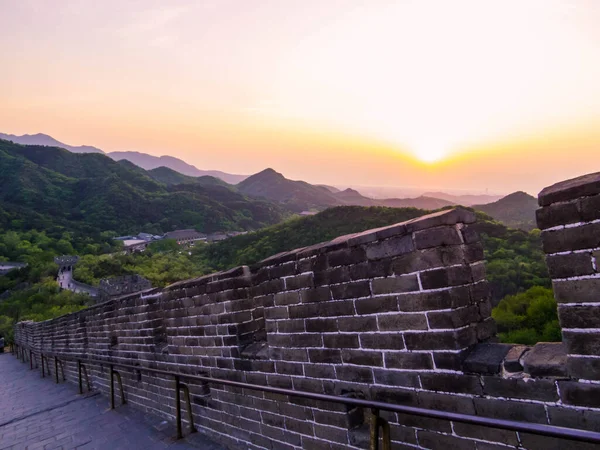 Badaling Çin Seddi 'nin muhteşem günbatımı manzarası. Pekin yakınlarındaki Çin Seddi 'nin bir bölümü.