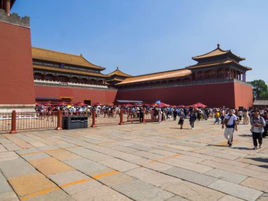 Pekin, Çin - 3 Mayıs 2024: Yasak Şehir 'in girişinde kuyrukta bekleyenler.