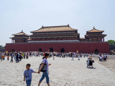 Pekin, Çin - 3 Mayıs 2024: Yasak Şehir 'i ziyaret edenler.