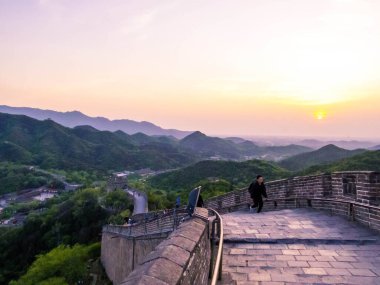 Pekin, Çin - 3 Mayıs 2024: İnsanlar gün batımında Badaling Great Wall of China 'da.