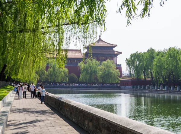 Pekin, Çin - 3 Mayıs 2024: Yasak Şehir 'in girişinde yürüyen insanlar.