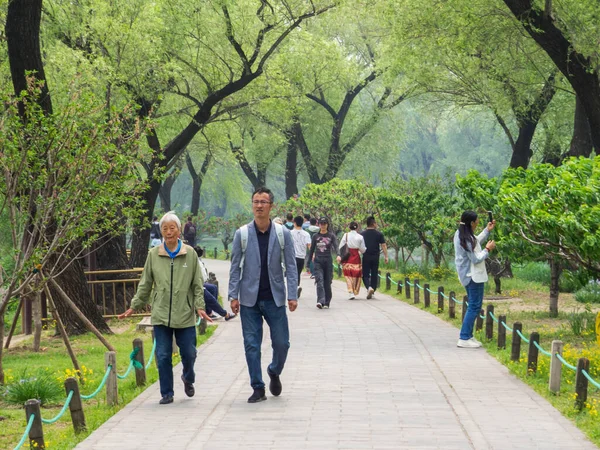 Pekin, Çin - 5 Mayıs 2024: Kunming Gölü yakınlarındaki Yaz Sarayı kompleksinde yürüyen insanlar.