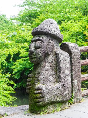 Güney Kore 'deki Jeju Adası' nın geleneksel Dol Hareubang heykelleri.