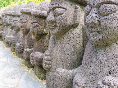 Güney Kore 'deki Jeju Adası' nın geleneksel Dol Hareubang heykelleri.