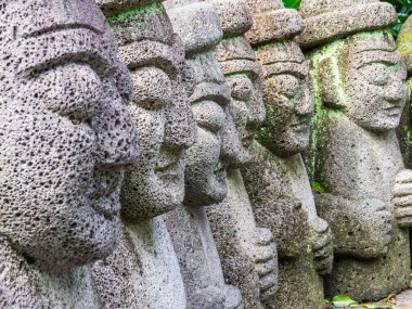 Güney Kore 'deki Jeju Adası' nın geleneksel Dol Hareubang heykelleri.