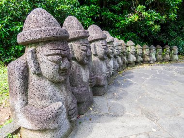 Güney Kore 'deki Jeju Adası' nın geleneksel Dol Hareubang heykelleri.
