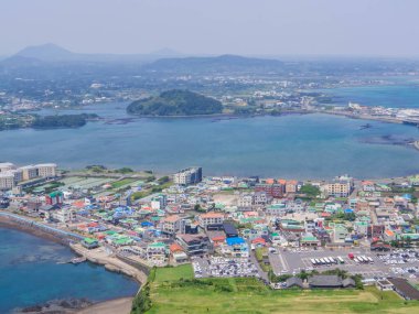 Sunrise Peak olarak da bilinen Seongsan Ilchulbong volkanının tepesinden görüntü. Jeju Adası, Güney Kore 'de.