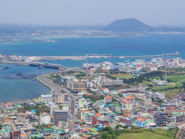 Sunrise Peak olarak da bilinen Seongsan Ilchulbong volkanının tepesinden görüntü. Jeju Adası, Güney Kore 'de.