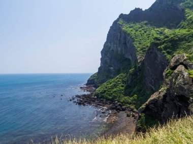 Sunrise Peak olarak da bilinen Seongsan Ilchulbong volkanından Black Sand Beach 'i izleyin. Jeju Adası, Güney Kore 'de.