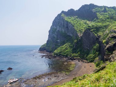 Sunrise Peak olarak da bilinen Seongsan Ilchulbong volkanından Black Sand Beach 'i izleyin. Jeju Adası, Güney Kore 'de.