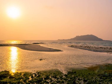 Hyeopiae Sahili 'nde günbatımı. Jeju Adası, Güney Kore 'de.