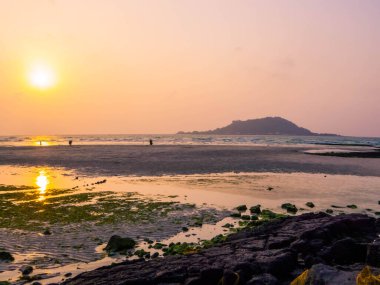 Hyeopiae Sahili 'nde günbatımı. Jeju Adası, Güney Kore 'de.