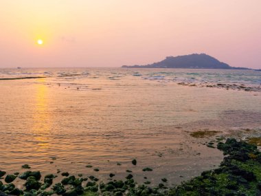 Hyeopiae Sahili 'nde günbatımı. Jeju Adası, Güney Kore 'de.