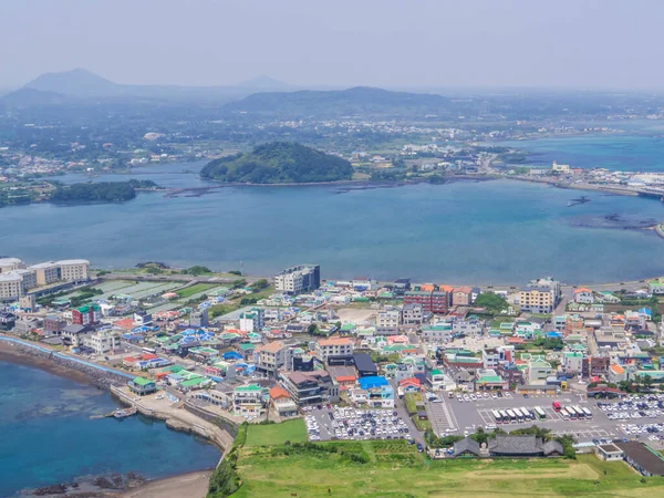 Sunrise Peak olarak da bilinen Seongsan Ilchulbong volkanının tepesinden görüntü. Jeju Adası, Güney Kore 'de.