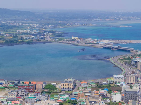 Sunrise Peak olarak da bilinen Seongsan Ilchulbong volkanının tepesinden görüntü. Jeju Adası, Güney Kore 'de.