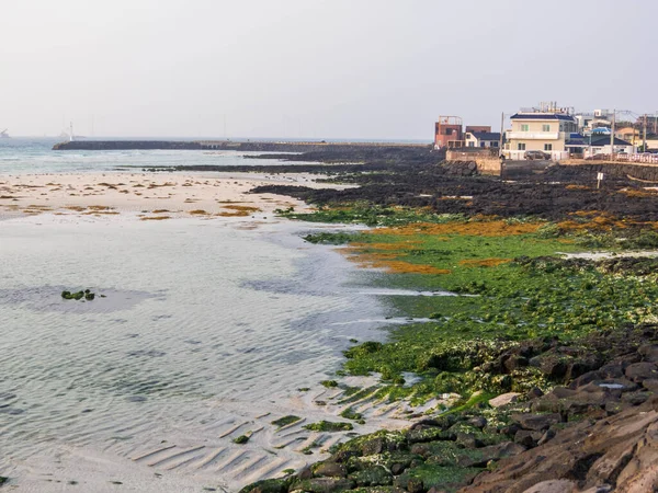 Hyeopiae Sahili 'nde günbatımı. Jeju Adası, Güney Kore 'de.