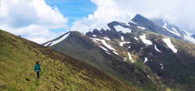 Arka plan dağcılık, spor yaşam tarzı kavramı üzerinde güzel manzara ile dağlarda hiking kadın Traveler.