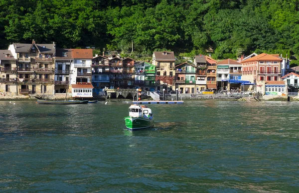 Pasai Donibane, Bask Ülkesi - Haziran 2018: Bir tekne Pasai Donibane ve Pasai San Pedro, Bask Ülkesi, İspanya şehirleri bağlanır.