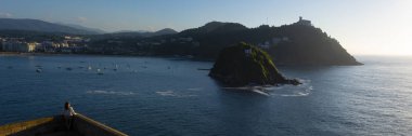Seyahat ve aktif yaşam tarzı kavramı, bir büyük şehir San Sebastian üzerinde Bask Ülkesi arayan Traveler kadın.
